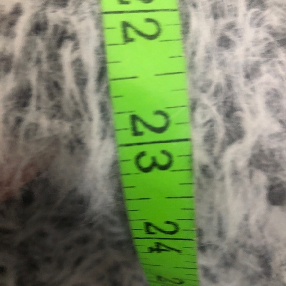 Womens White & Grey Fuzzy Sweater. Size XXL. - Picture 4 of 6